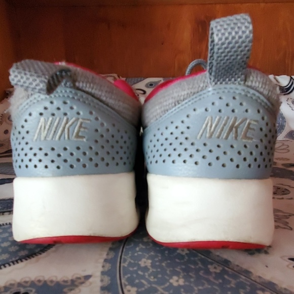 NIKE - Picture 4 of 8